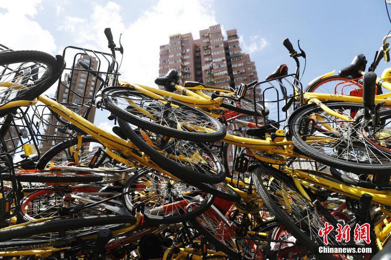 «Кладбище» велосипедов общего пользования в Шанхае