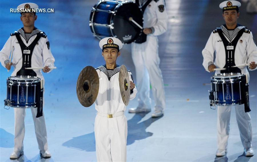 На стадионе Юаньшэнь в Шанхае в субботу вечером состоялась церемония открытия 4-го Фестиваля военных оркестров стран ШОС 'Труба мира-2017'. 