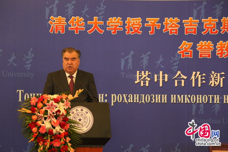 На фото: президент Таджикистана Эмомали Рахмон выступает с речью.