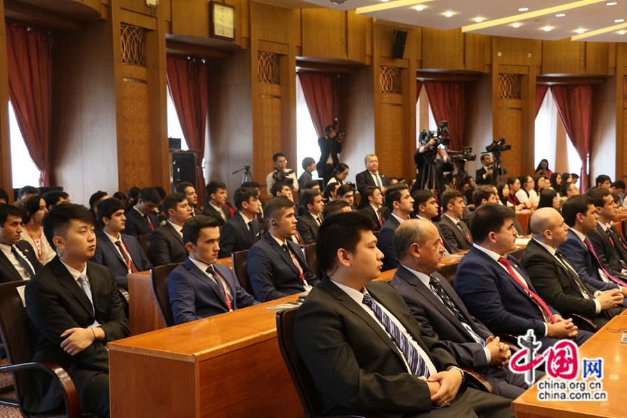 На фото: церемония вручения президенту Таджикистана Эмомали Рахмону грамоты о назначении на должность почетного профессора университета Цинхуа.