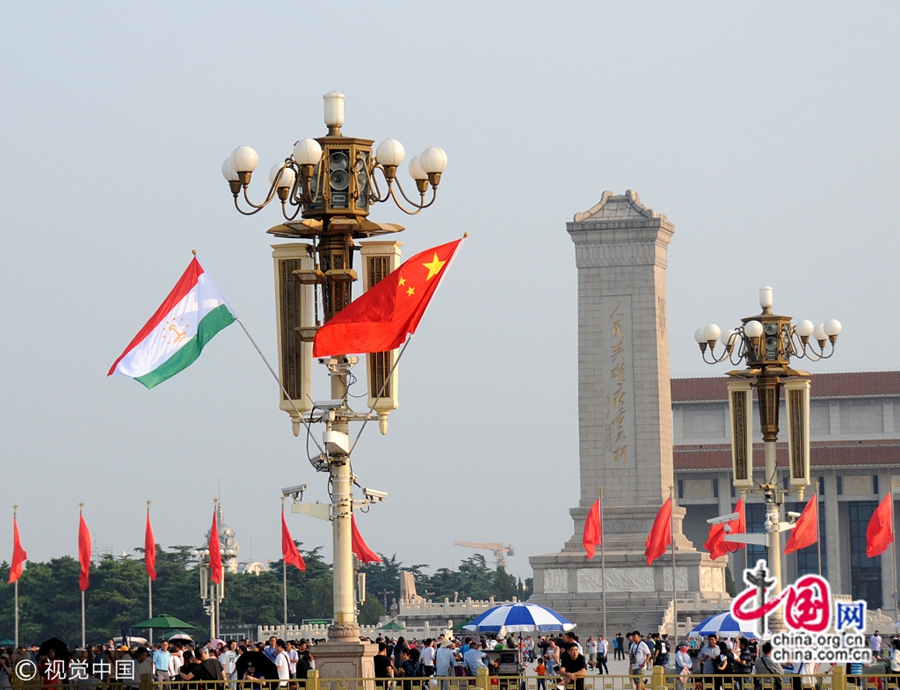 30 августа, Пекин, на площади Тяньаньмэнь вывешивают государственные флаги Китая и Таджикистана, приветствуя президента Эмомали Рахмона.