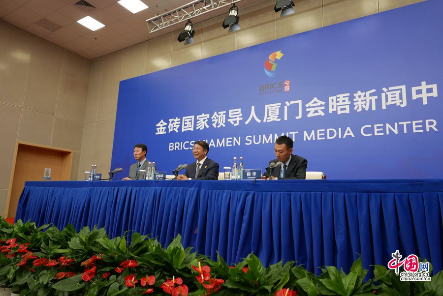 3 сентября в пресс-центре саммита БРИКС в Сямэне состоялась пресс-конференция, на которой заместитель министра финансов КНР Ши Яобинь рассказал о финансовом сотрудничестве между странами БРИКС за прошедшие 10 лет.