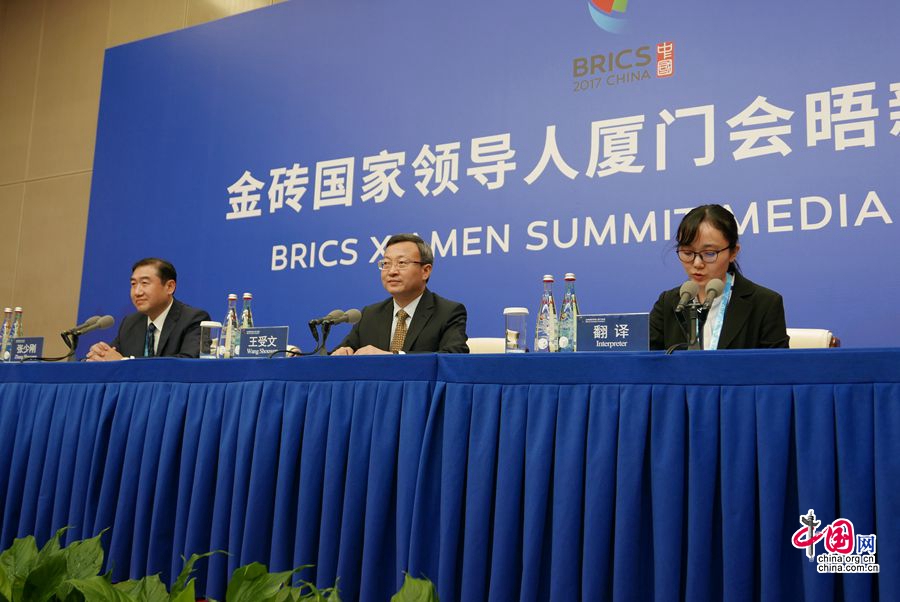 Ван Шоувэнь сказал, что всесторонее привлечение новых технологий, в том числе и электронняя коммерция, принесет новые возможности для торгово-экономического сотрудничества пяти стран.
