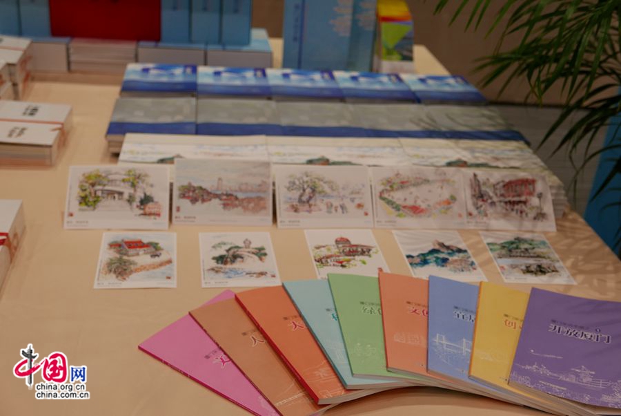 На фото: книги и открытки о красивом приморском городе Сямэнь, представленные в книжной выставочной зоне внутри пресс-центра.
