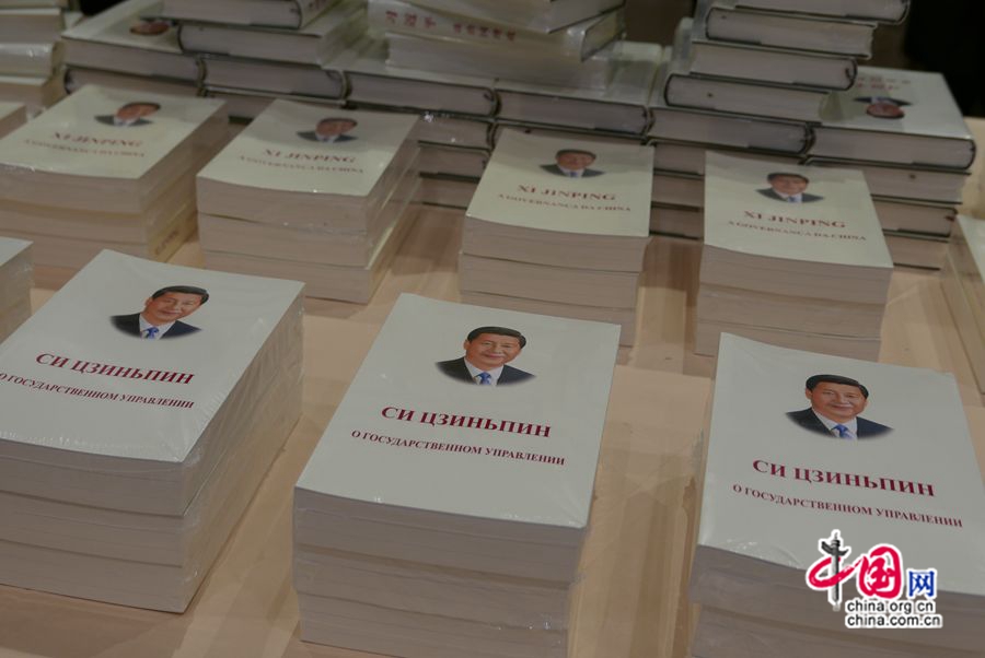 На фото: книги «Си Цзиньпин о государственном управлении», представленные в книжной выставочной зоне внутри пресс-центра.