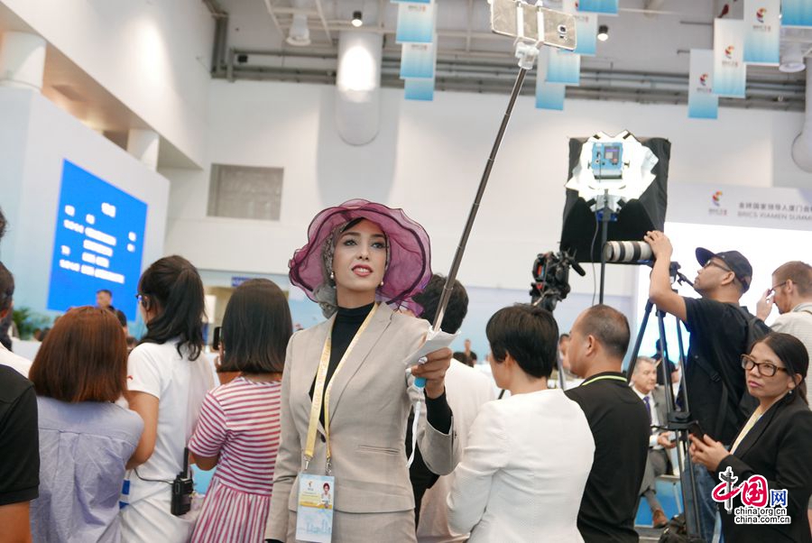 На фото: корреспондент из Дубая делает сэлфи в пресс-центре саммита БРИКС.