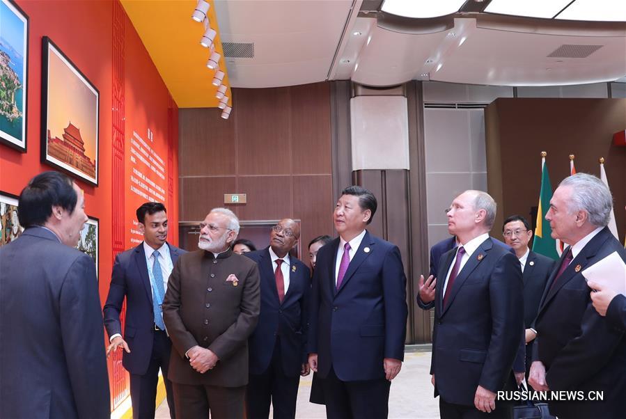 Председатель КНР Си Цзиньпин сегодня здесь принял участие в церемонии открытия Фестиваля культур стран БРИКС и посетил культурную фотовыставку. 