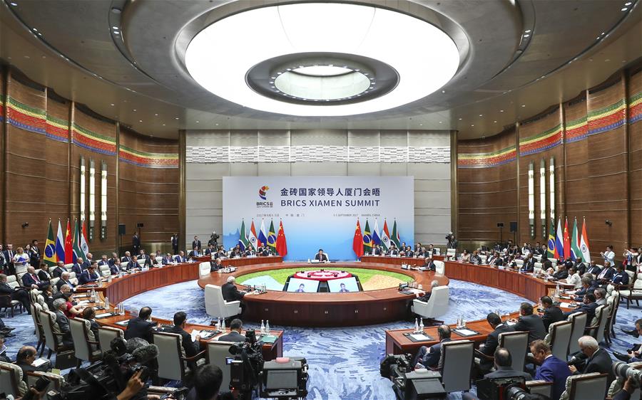 Ведущий встречу председатель КНР Си Цзиньпин выступил с программной речью 'Углублять партнерские отношения внутри БРИКС, прокладывать путь в еще более светлое будущее'. Фотографии Синьхуа