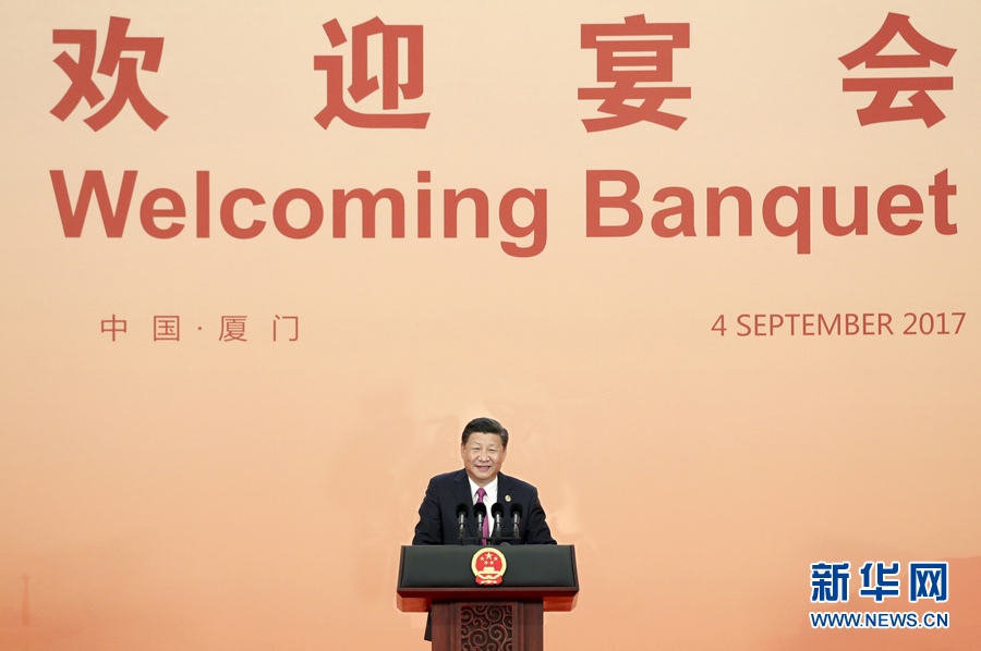 Си Цзиньпин и Пэн Лиюань приветствовали государственных лидеров с супругами и почетных гостей из стран БРИКС и других стран