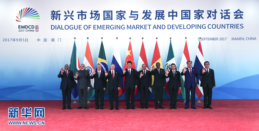  Председатель КНР Си Цзиньпин председательствовал и выступил с речью на Диалоге между странами с формирующимся рынком и развивающимися странами, который проходил во вторник в г. Сямэнь на юго-востоке Китая.