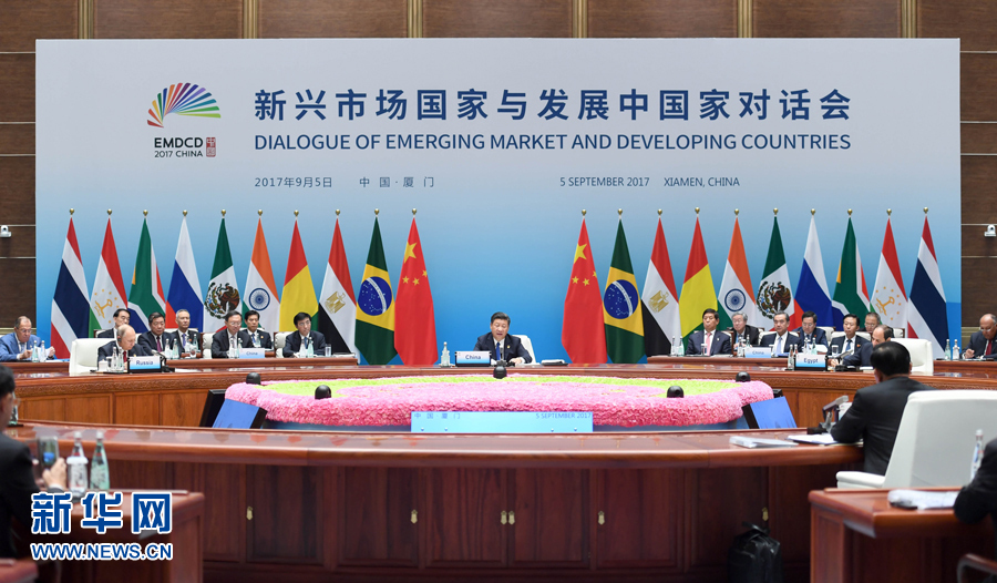  Председатель КНР Си Цзиньпин председательствовал и выступил с речью на Диалоге между странами с формирующимся рынком и развивающимися странами, который проходил во вторник в г. Сямэнь на юго-востоке Китая.