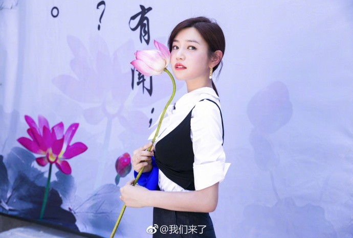 Китайская актриса Мишель Чэнь с лотосом в руках