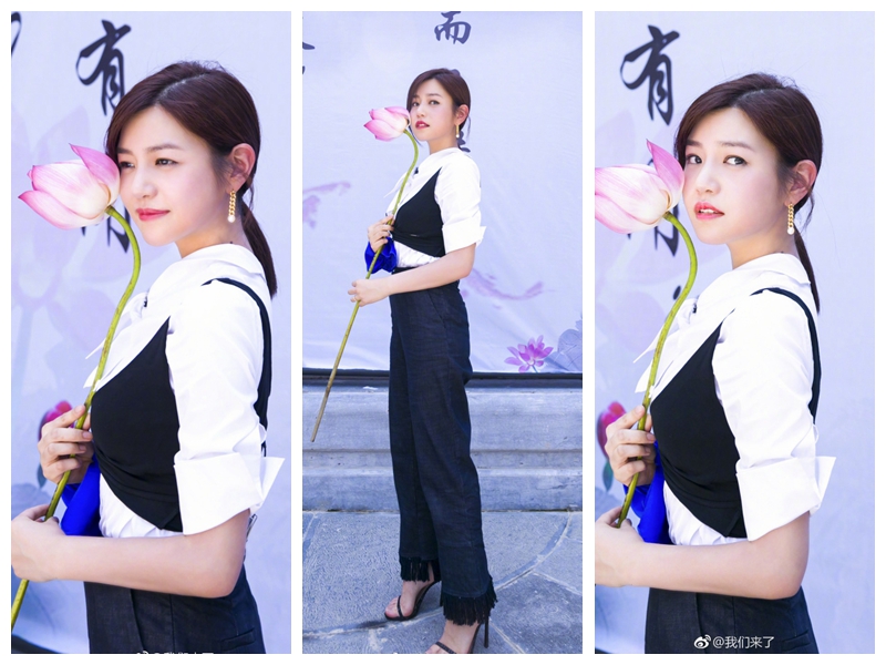 Китайская актриса Мишель Чэнь с лотосом в руках