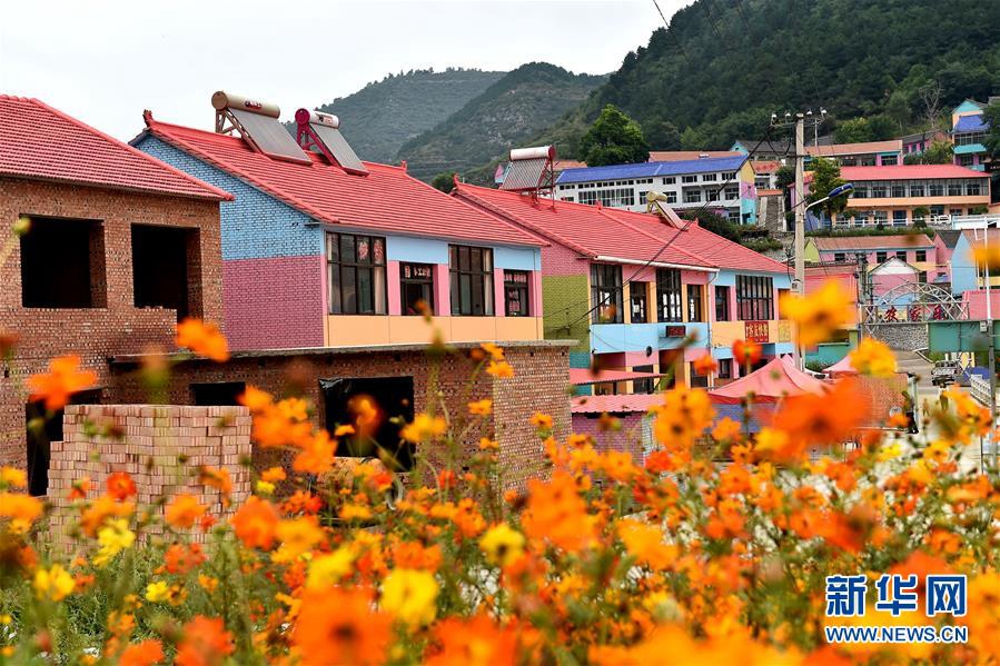 Красочное село в горах Тайханшань 