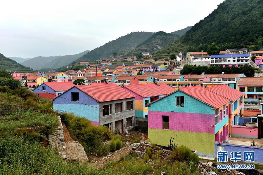 Красочное село в горах Тайханшань 