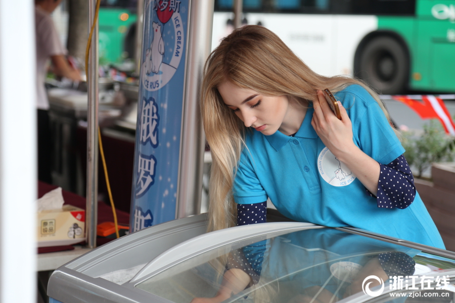 Русская красавица стала самой популярной продавщицей мороженого на улице Ханчжоу