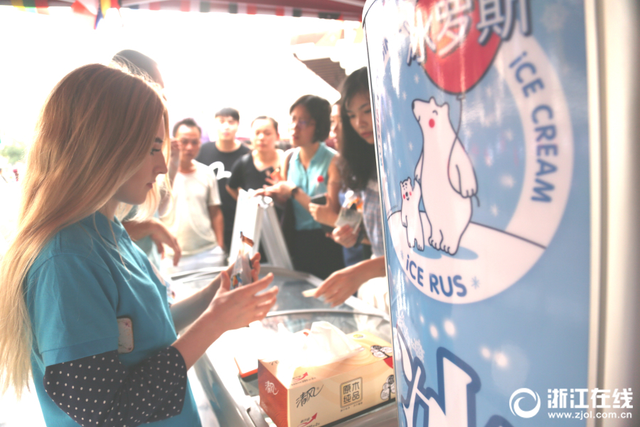 Русская красавица стала самой популярной продавщицей мороженого на улице Ханчжоу