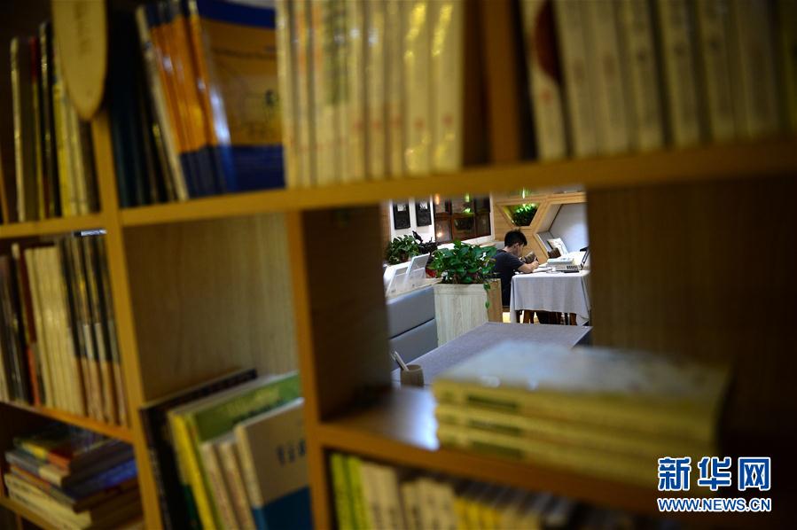 Сиань: уютный вечер в круглосуточном книжном магазине