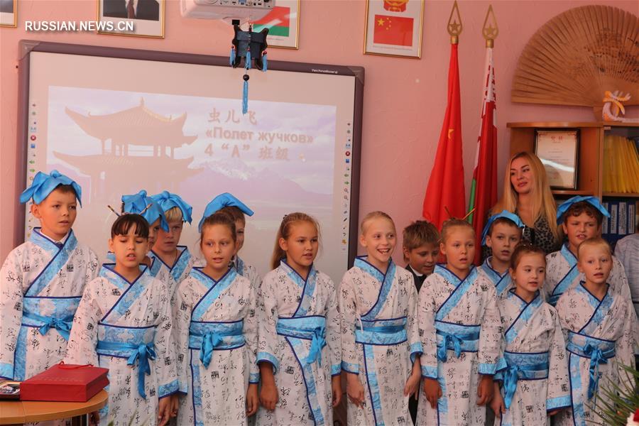 Посольство КНР в Беларуси передало в дар одной из столичных гимназий полностью укомплектованный компьютерный класс 