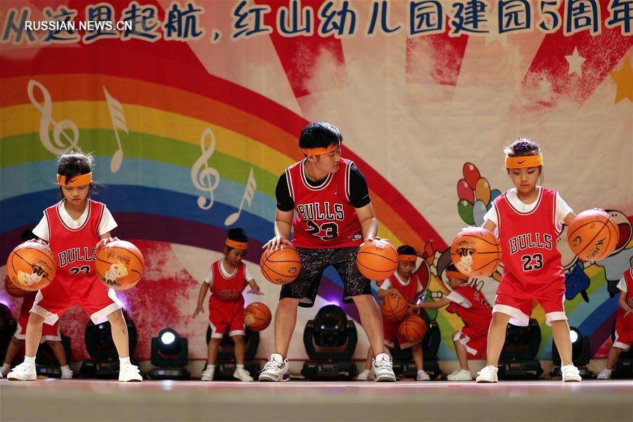 О чем мечтает единственный воспитатель-мужчина детского сада в Пекине