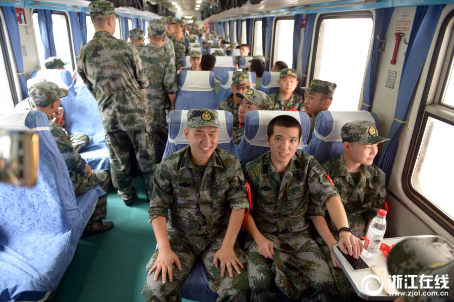 Новобранцы из Ханчжоу прощаются с родным городом и вступают в армию