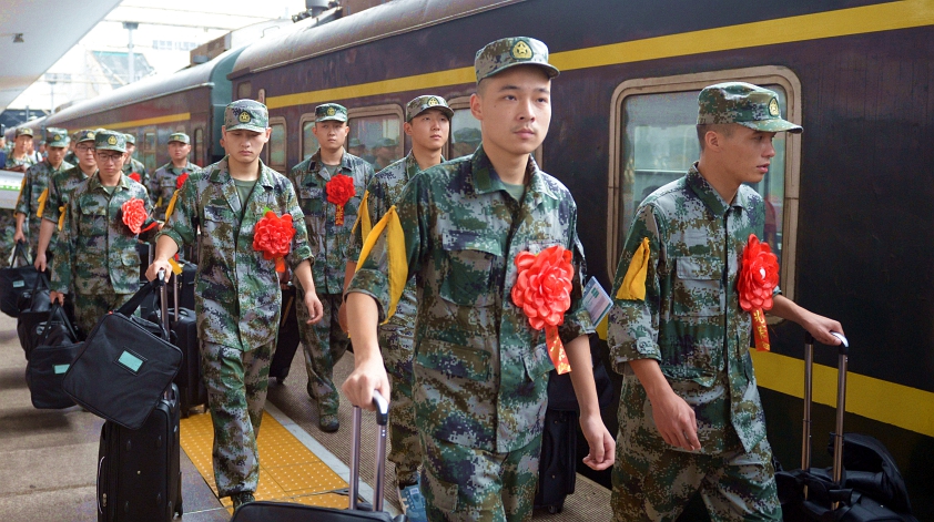 Новобранцы из Ханчжоу прощаются с родным городом и вступают в армию