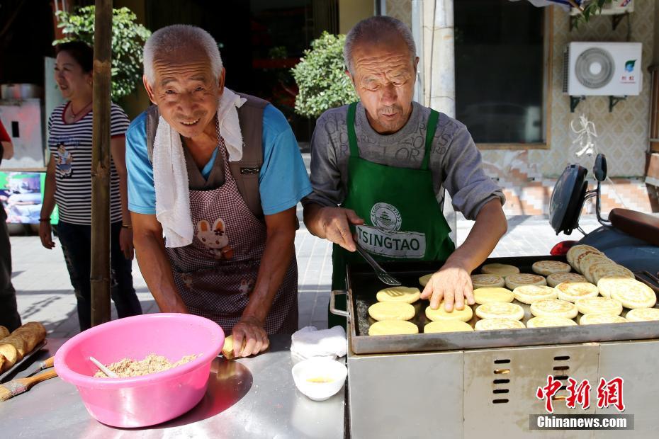 Мужчины из провинции Шэньси приготовили традиционные лунные пряники к празднику Луны