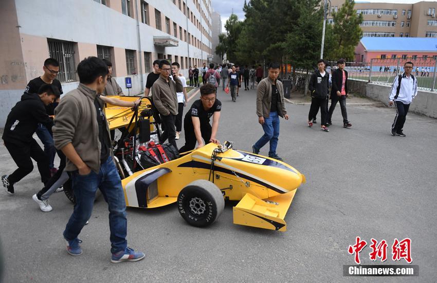 Студенты и учители Чанчуньского университета собственноручно создали гоночный автомобиль F1