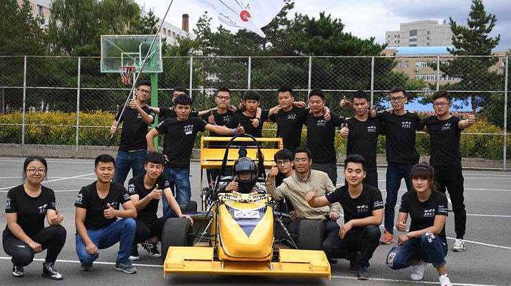 Студенты и учители Чанчуньского университета собственноручно создали гоночный автомобиль F1