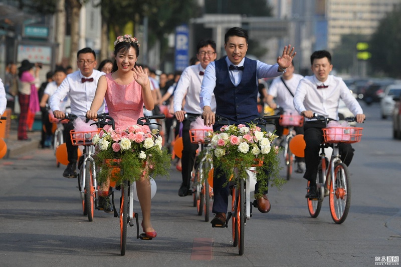 Свадебный кортеж на общественных велосипедах