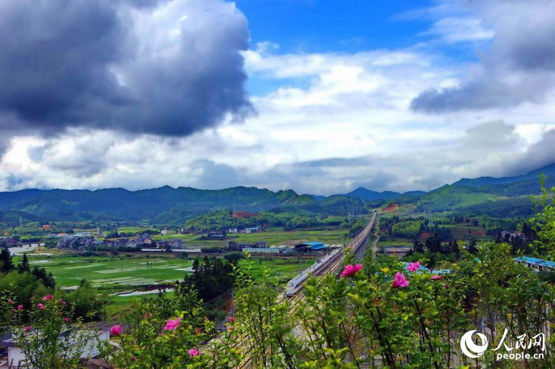 Самая красивая скоростная железная дорога Хэфэй -- Фучжоу официально сдана в эксплуатацию