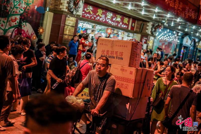 Закрылся крупнейший в Пекине универмаг мелких товаров «Тяньи»