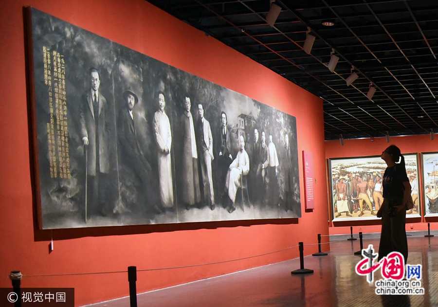 На выставке выставлены около 50 произведений искусства, посвященных истории КПК, чтобы повторить великий исторический процесс развития.