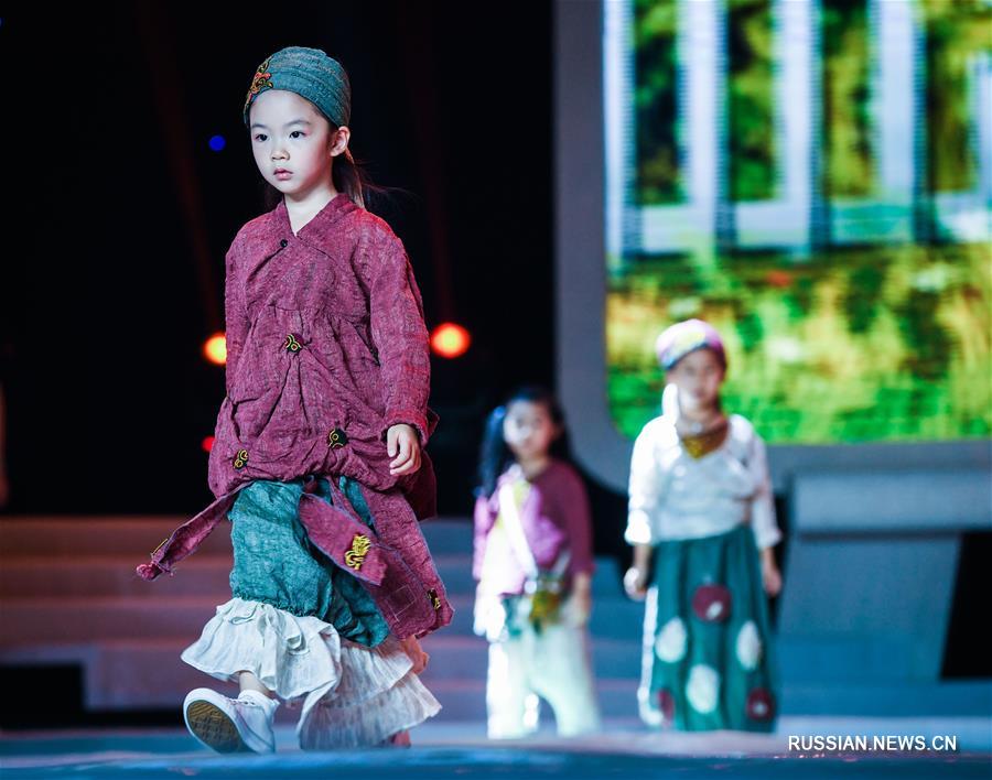 Национальный конкурс детской одежды в поселке Чжили 