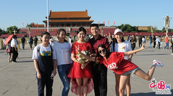 Золотая осень в Пекине: туристы на площади Тяньаньмэнь
