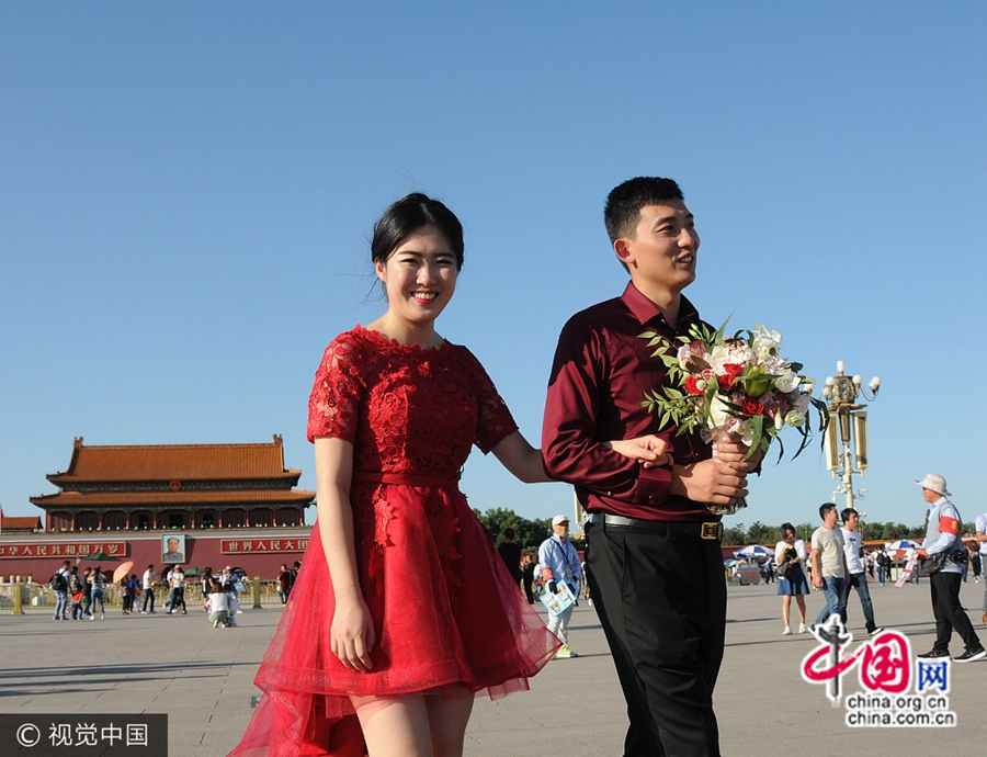 Золотая осень в Пекине: туристы на площади Тяньаньмэнь