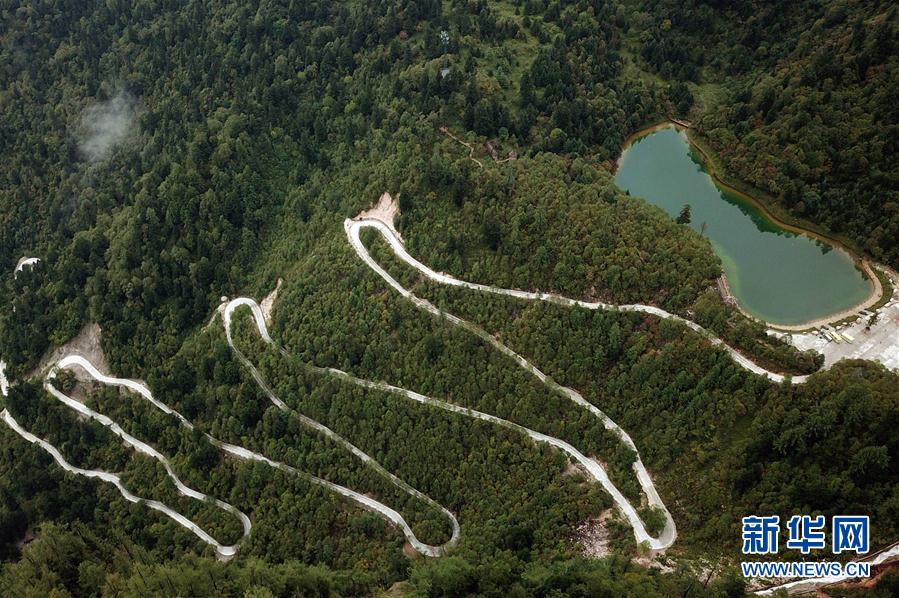 Живописные осенние пейзажи в национальном лесопарке Гуаньэгоу
