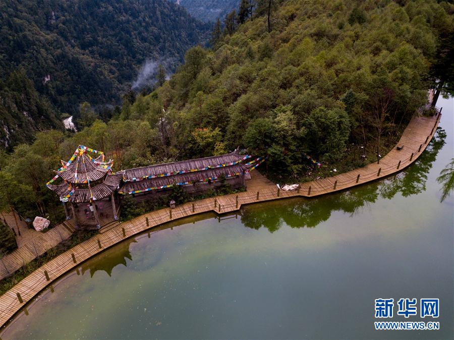 Живописные осенние пейзажи в национальном лесопарке Гуаньэгоу