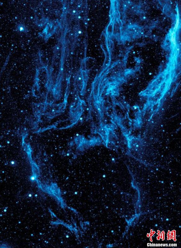 NASA опубликовала фотографии, на которых космос освещен созвездием Лебедь
