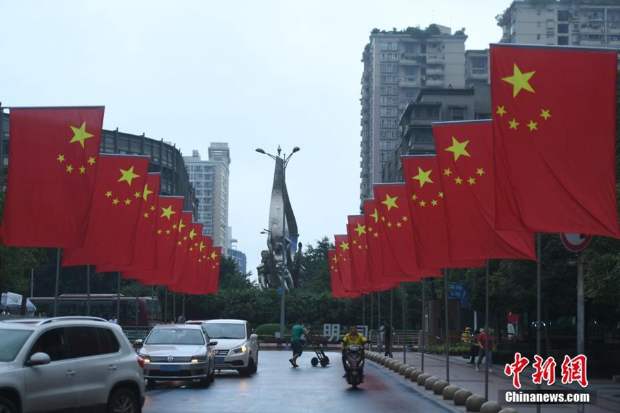 Чунцин: на улицах города вывешены государственные флаги для встречи Дня образования КНР