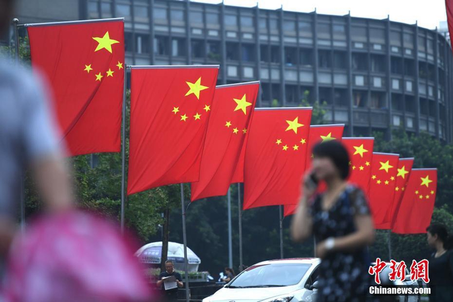 Чунцин: на улицах города вывешены государственные флаги для встречи Дня образования КНР
