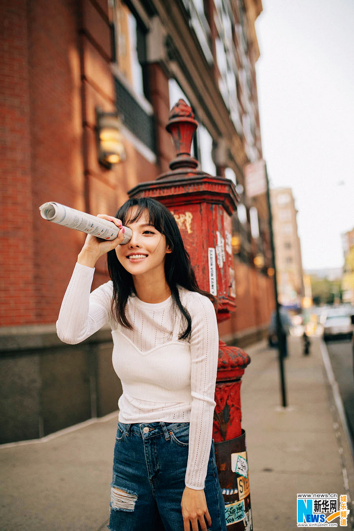 Красотка Чжан Цзяни в уличной съемке в Нью-Йорке