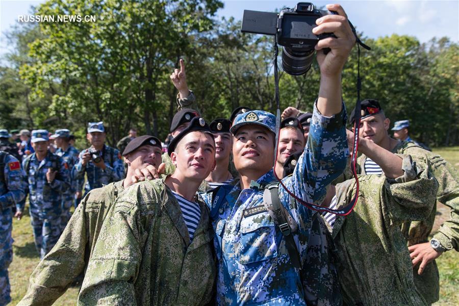 Морские пехотинцы из Китая и России провели в четверг на полигоне морской пехоты Тихоокеанского флота ВМФ РФ антитеррористические соревнования. 