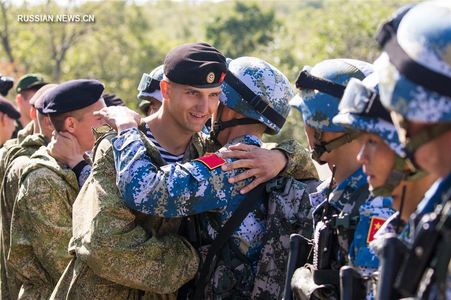 По завершении соревнований китайские и российские военнослужащие пообщались в дружеской обстановке и обменялись сувенирами.