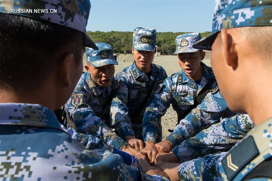 Морские пехотинцы из Китая и России провели в четверг на полигоне морской пехоты Тихоокеанского флота ВМФ РФ антитеррористические соревнования.