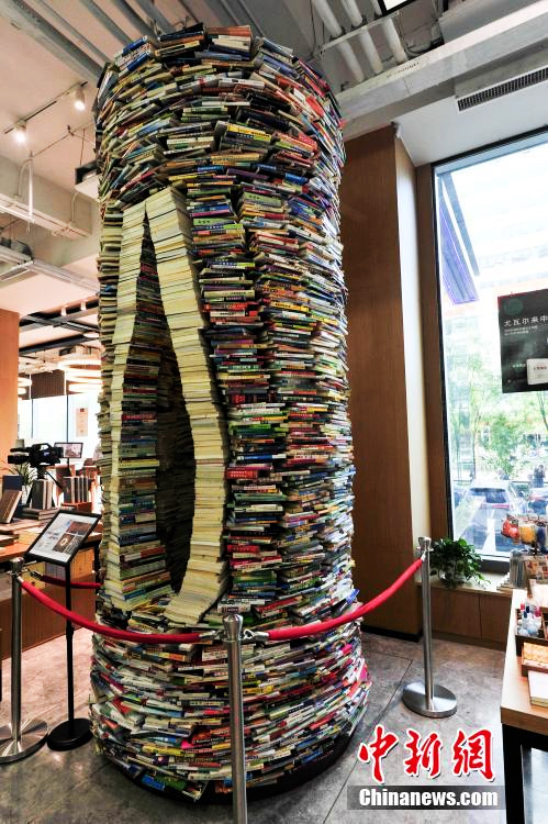 В книжном магазине в Шэньяне построили «книжную башню» высотой 4 метра из 7000 книг