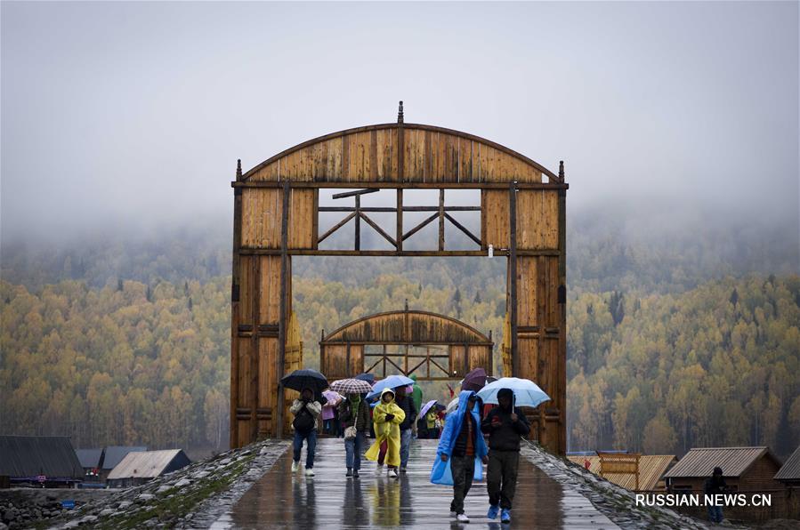 Осень пришла в ландшафтный парк Хэму в округе Алтай /Синьцзян-Уйгурский АР, Северо-Западный Китай/. 