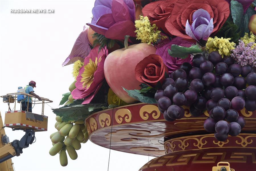 Площадь Тяньаньмэнь украсили к празднику огромной композицией из цветов и фруктов