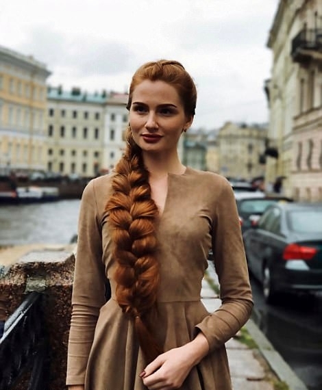 Российская Рапунцель демонстрирует свои красивые волосы 