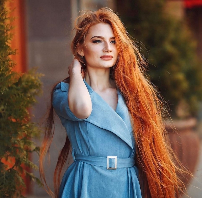 Российская Рапунцель демонстрирует свои красивые волосы 